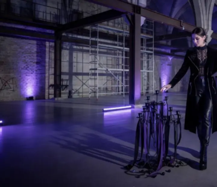 Obhlídka temného eventového prostoru v Praze se světelnou instalací
